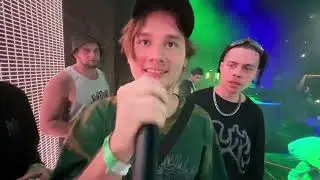 весь зал кричит SIIIIIIIIIIIIU  ахахахах