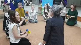 Playing children's musical instruments Игра на  детских музыкальных инструментах