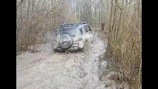 Toyota Battle! - FJ Cruiser, Hilux 2017, Hilux 2008 going through mud