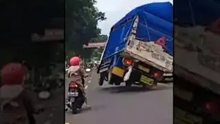Viral..!!😱 Detik-detik Truk, Hindari Tabrak Ibu-ibu Pengendara Motor |  2021