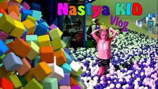 Настя в детском игровом центре. Аттракционы. Веселимся и играем. Обзор игровой комнаты