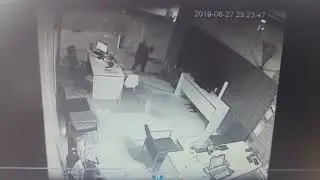 HIRSIZ ÖNCE ÇALDI SONRA AÇIK UNUTTUĞU KAPIYI KAPATTI