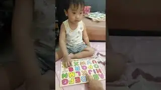 Vilbert main puzzle huruf sambil sebut hurufnya