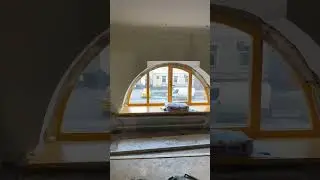 Яркие, деревянные, арочные окна.