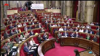 Despleguen una pancarta contra els macroprojectes al Parlament