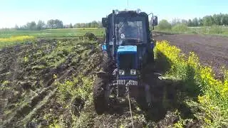 Вносим навоз под картофель. Заделываю в почву навоз и седераты одновременно.