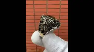Кольцо из серебра с черным круглым цирконием и гравировкой изображения