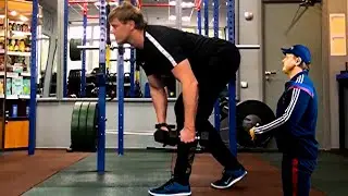 Тяга гантелей на одной ноге