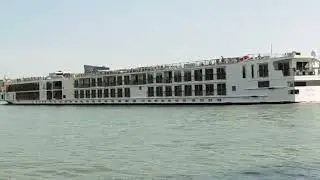 Donau in Wien, Kreuzfahrtschiff auf der Donau in Wien