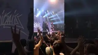 Spinardi bate em fã no palco em show do Haikaiss - #Spinardi #Haikaiss