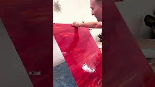 Процесс резки витражного стекла