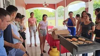 This day we will eat the cakes of Chavo del 8🤩 A nice get-together at the boss's house.