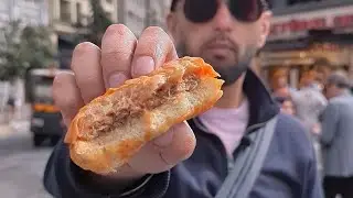 Trying the famous Wet Burger in Istanbul 🇹🇷