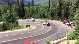 Un coureur cycliste percute une voiture à pleine vitesse