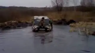 УАЗик купается в лужице
