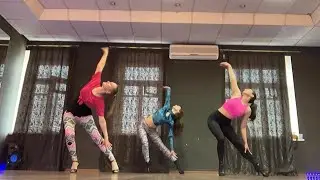 Basic heels choreo by Allyn Burner (in the middle)