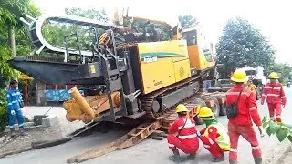 TERNYATA!! BARU TAHU ALAT BERAT INI PAKAI REMOT KONTROL - Menurunkan Alat Berat dari Truck