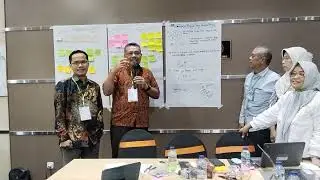 Presentasi kelompok pantun .Diacara pelatihan refleksi komunitas belajar