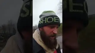 В деревне три дороги: грязь, грязь засохла и грязь замёрзла.