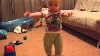 Ребенок научился ходить. Первые шаги :)