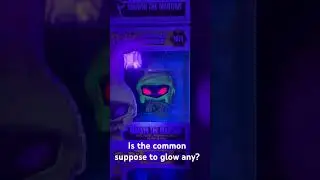 Is the common Marvin the Martian Mummy suppose to glow any?