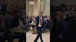 Мужик танцует классно