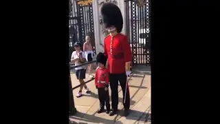 4 Moments The Kings Guards Showed an Act of Kindness!