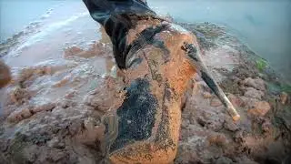 Девушки в сапогах на высоких каблуках в грязи