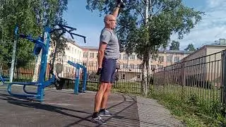 Уличная тренировка с гантелей