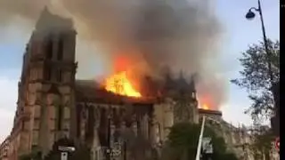 Горит крыша Собора Парижской Богоматери