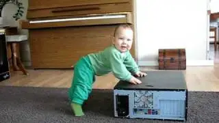 Baby uses computer. Ребенок пользуется компьютером.