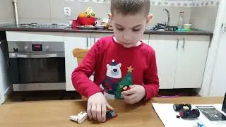 Alex construiește o barca din Lego