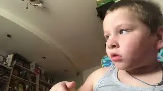 Девочка шла по улице
