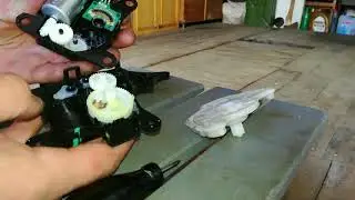 The heater flap is stuck. Removing and installing the heater flap actuator on a Kia Rio III.