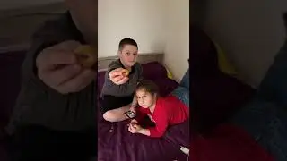 15.03.2022 Дети устроили пикник на кровати 😁у вас тоже так бывает ?