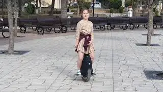 Девочка на моноколесе