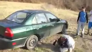 Машина танк пацан дебил разбивает стекло!!!!!!!??