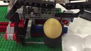 Робот лего EV3 раскладывает куриные яйца