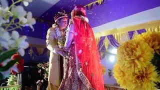 it is wedding jaimala time.