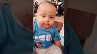 BAYI LUCU MAKAN BUAH NAGA 😊