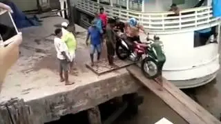 Pior maneira de atravessar uma moto sobre uma ponte