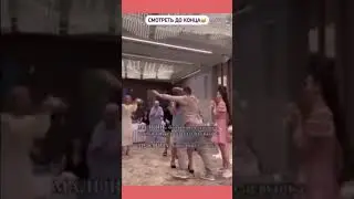 Мужик выхватил букет из рук
