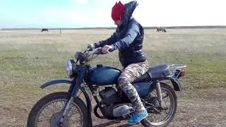 Учу племянницу кататься на мотоцикле