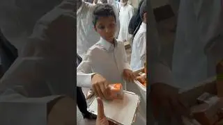 Chota Bacha Khana khela raha sub ko MaaShaAllah 