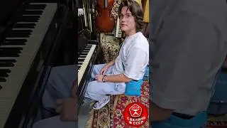 У нас опять в гостях Юра Виртуоз! Так он оказывается всё что играет импровизирует!☝️😲 #сделановссср