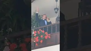 Un Palco con Flores. 🌼  Fasur comienza el espectáculo "SINATRA 2.0" desde el balcóde "Margarita".