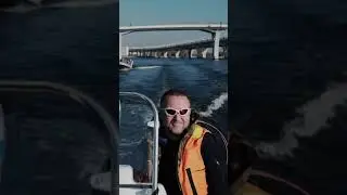 Тримаран в Финском заливе на фоне Лахта центр