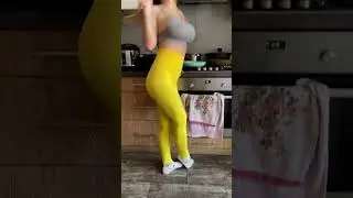 Шо она пристала ?