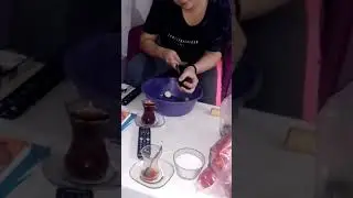 Yemek yapmak isteyen ama yemek yapamayan genç