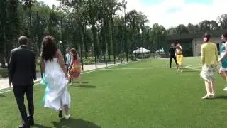Свадебный клип на футбольном поле.